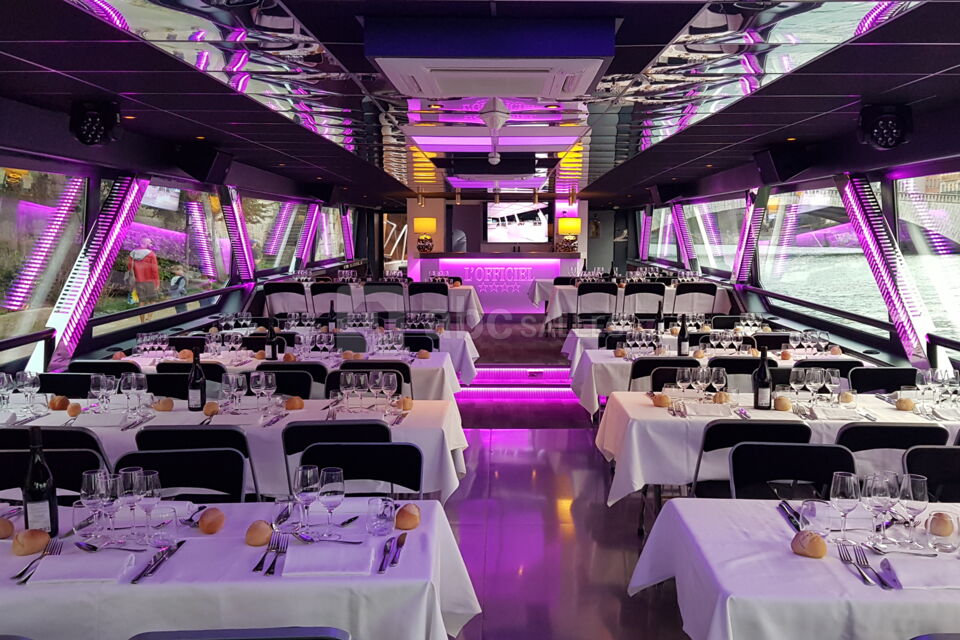 Salon du bateau l'Officiel en repas assis
