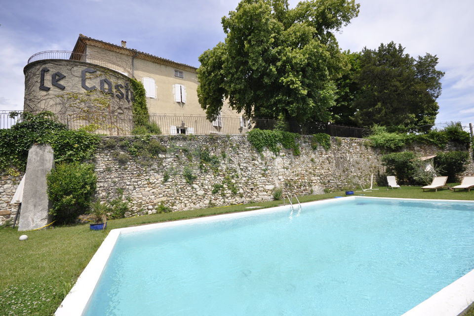 Vue piscine et exterieur