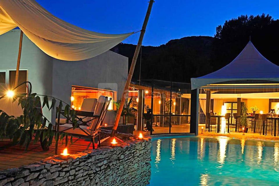 Espace patio au bord de la piscine