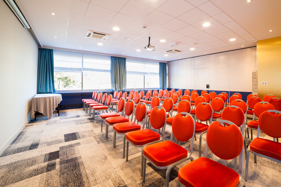 Salle dressée en théâtre