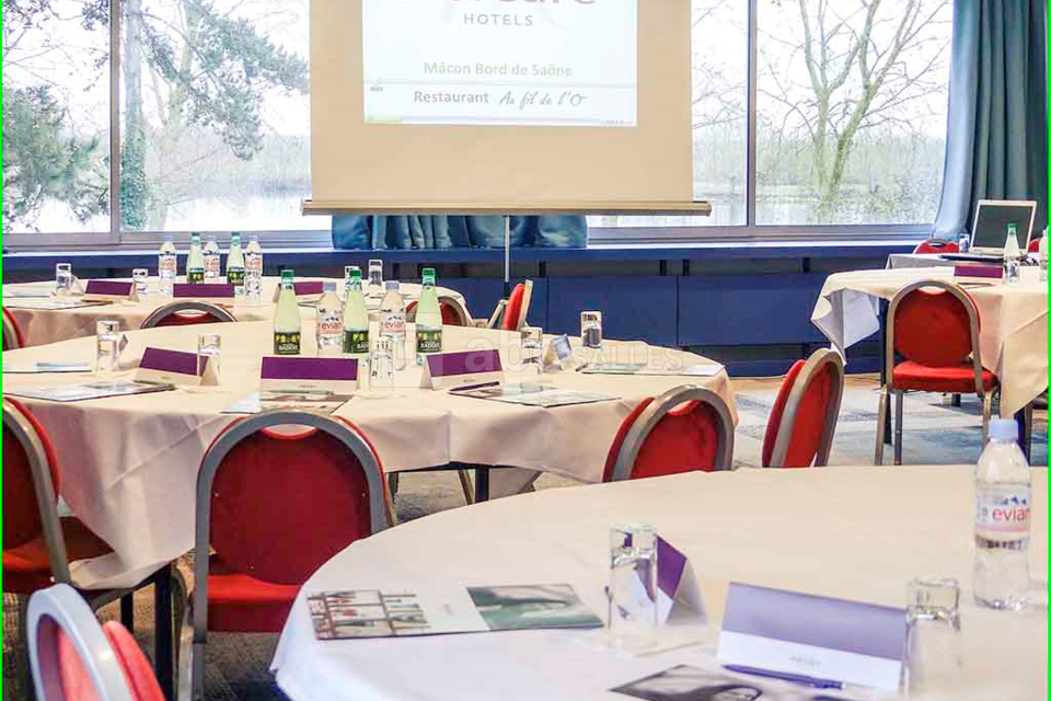 Salle dressée en demi-lune