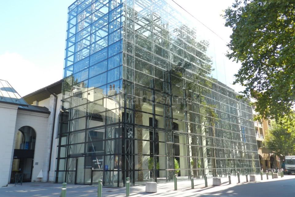 Façade concervée & mise en valeur ac verrière et palmiers