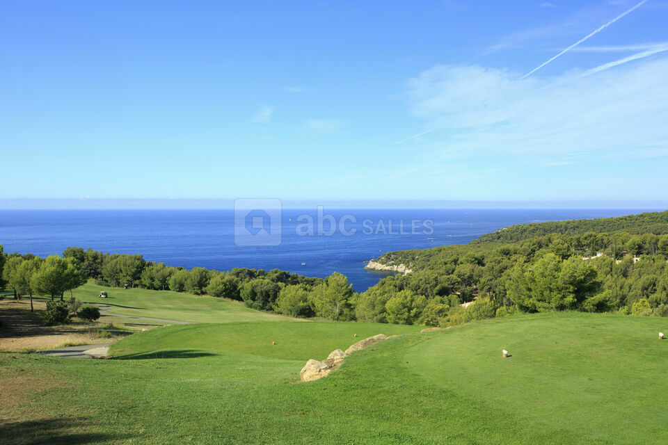 Golf, trou n°10, vue plongeante sur la mer
