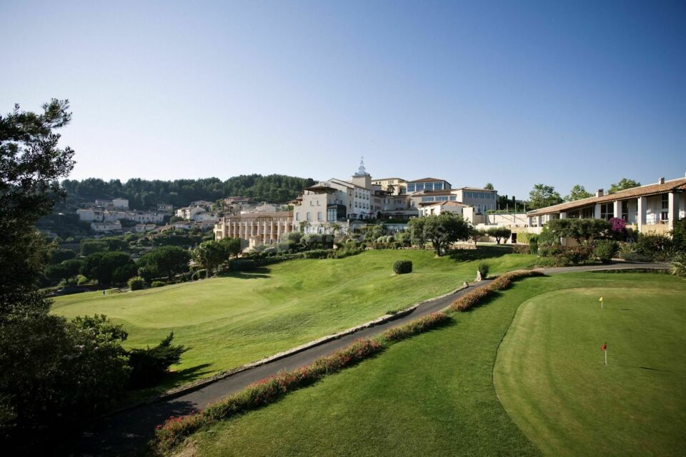 Vue générale de l'hôtel Dolce Frégate Provence depuis le golf