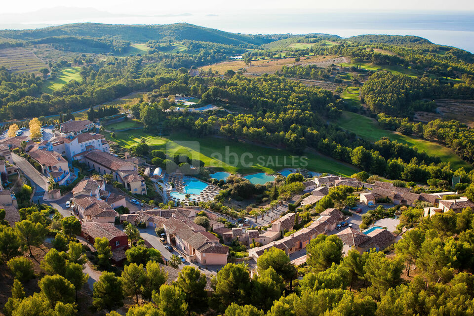 Hôtel et golf, vue aérienne