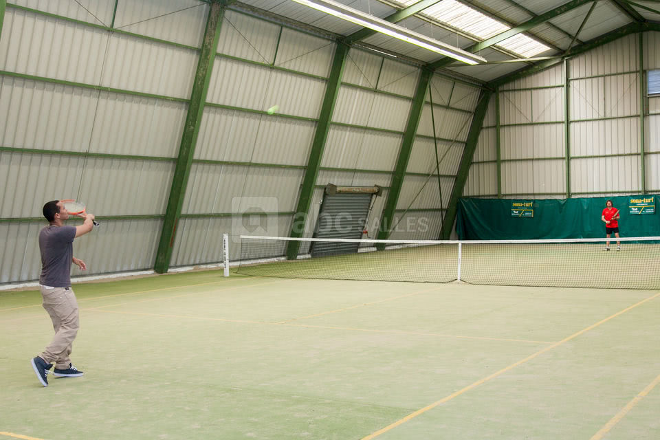Court de tennis intérieur à l'hôtel