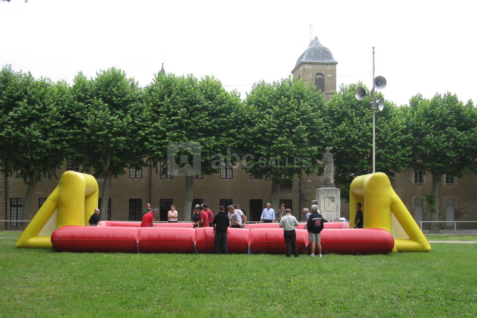 Baby foot humain dans le parc