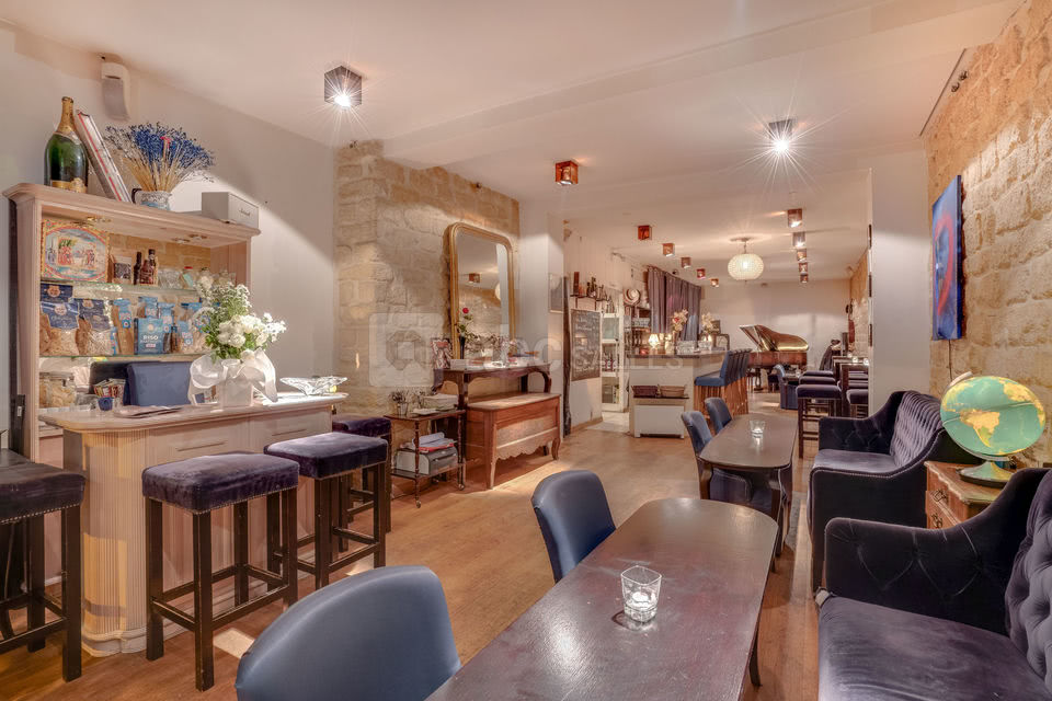 Salon / Bar
