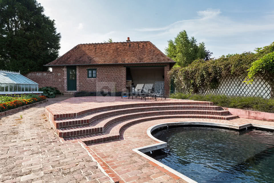 Pool house