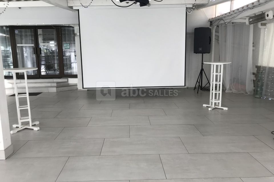 Salle avec matériel technique