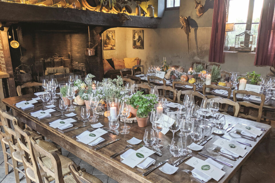 Repas convivial au coin de la cheminée