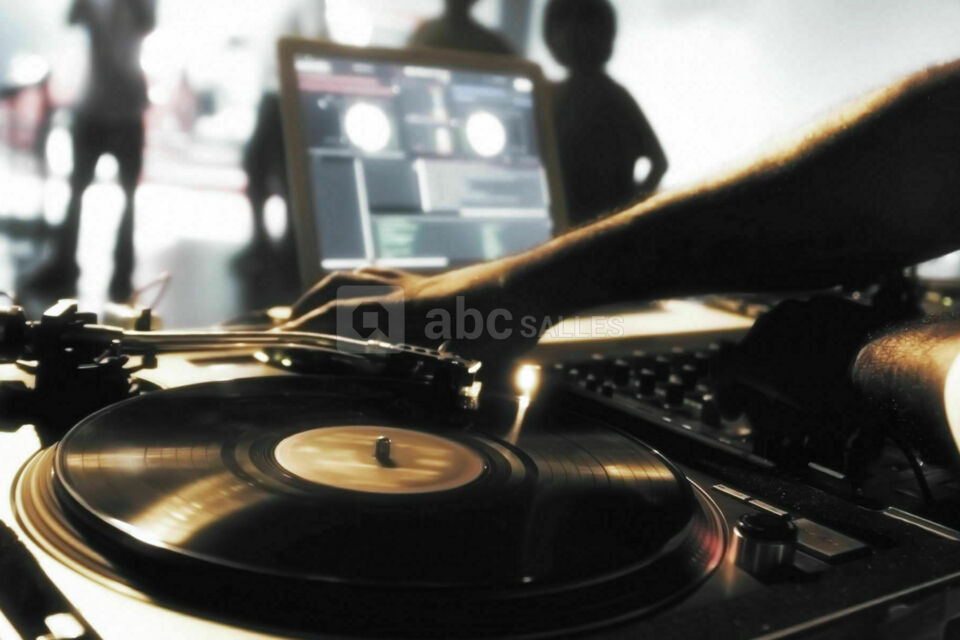 DJ