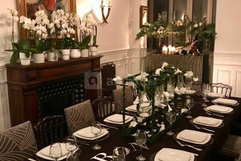 Salon dinatoire pour les diners privés dan cadre cheminée cosy