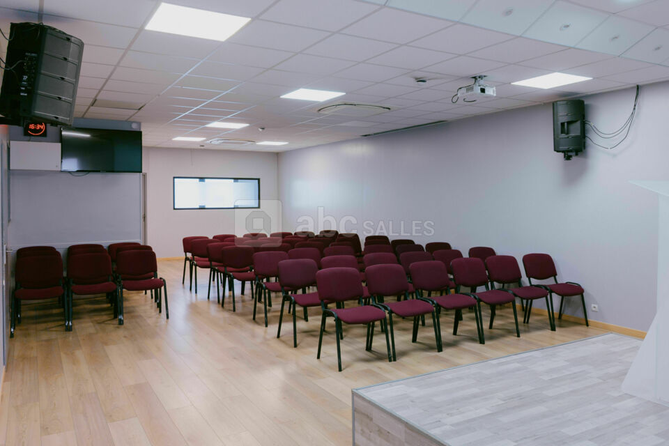 Vue avant avec chaises et estrade - Salle Riviera