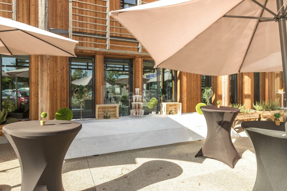 Cocktail sur la terrasse ensoleillée