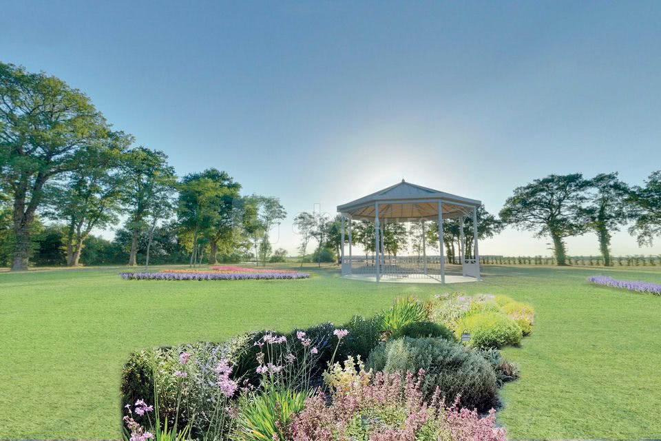 Kiosque et parc arboré