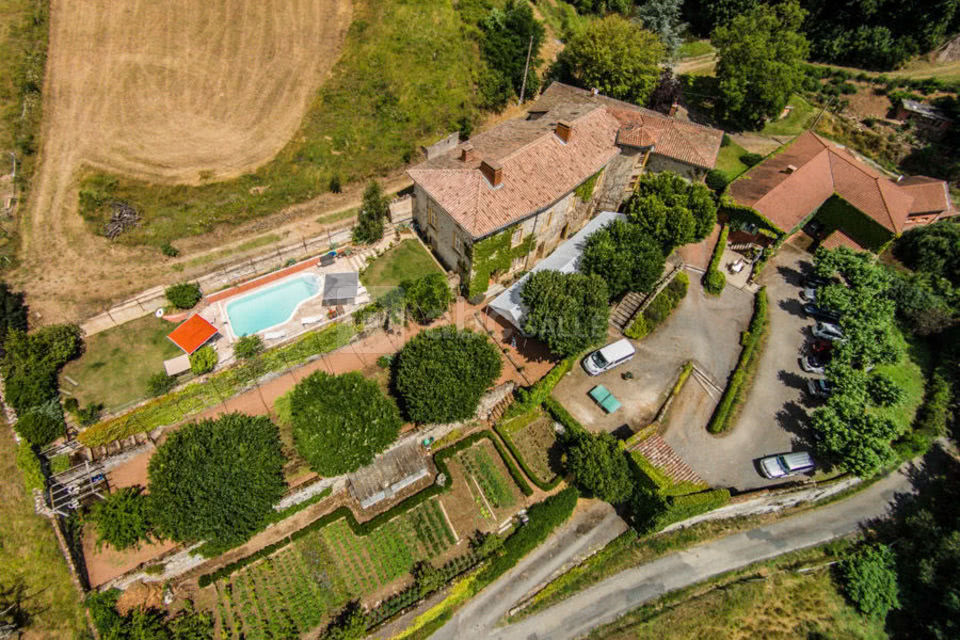 Vue d'ensemble, Château et chapiteau