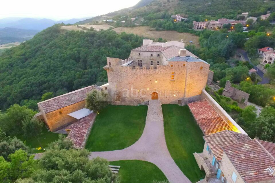 Château de Dio à la tombée de la nuit