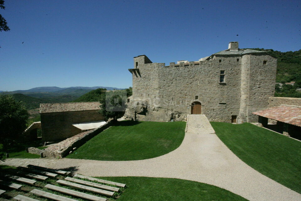 Basse cour avec gradins