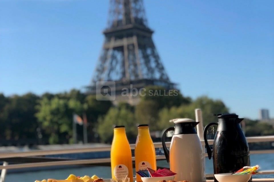 Petit-déjeuner en face de la Tour Eiffel