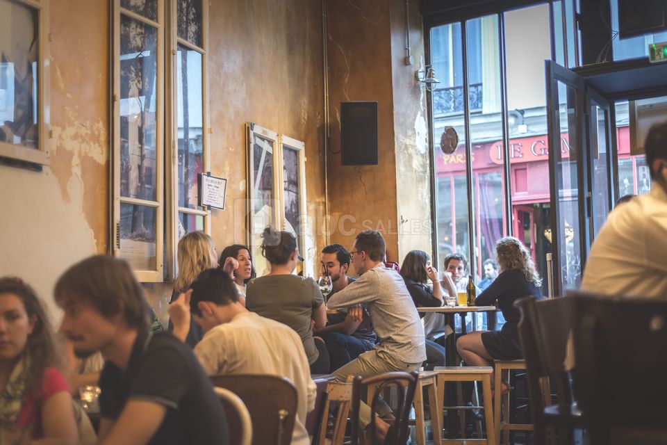 Salle « dynamique » 50 m², nombreuses assises hautes, long bar, sonorisation importante, 35 places assises