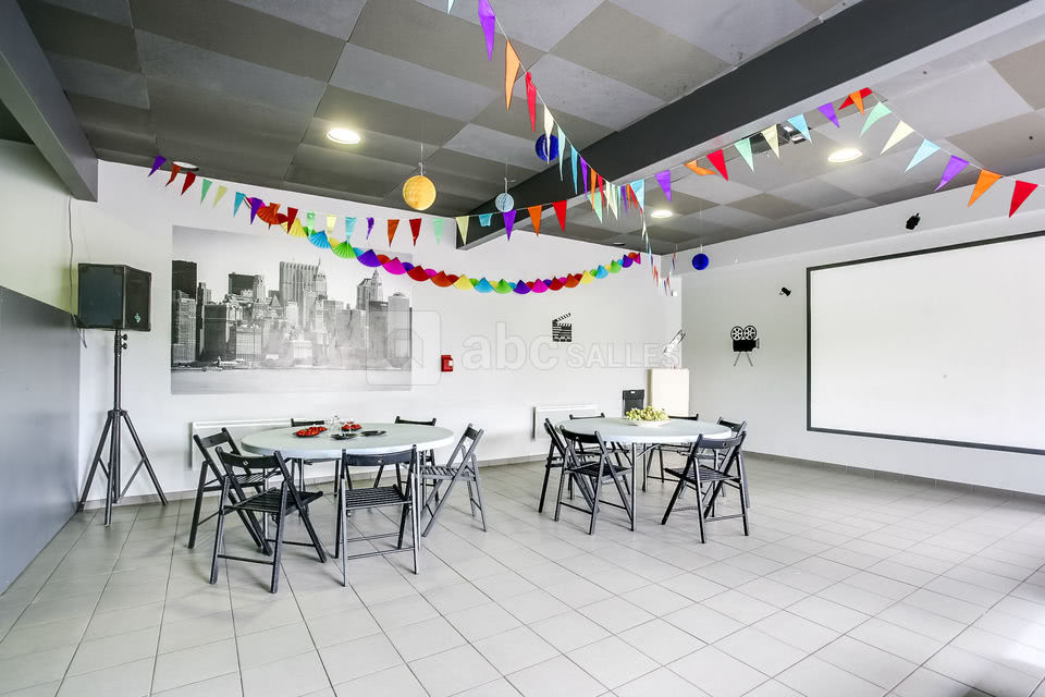 Salle, écran et vidéo projecteur