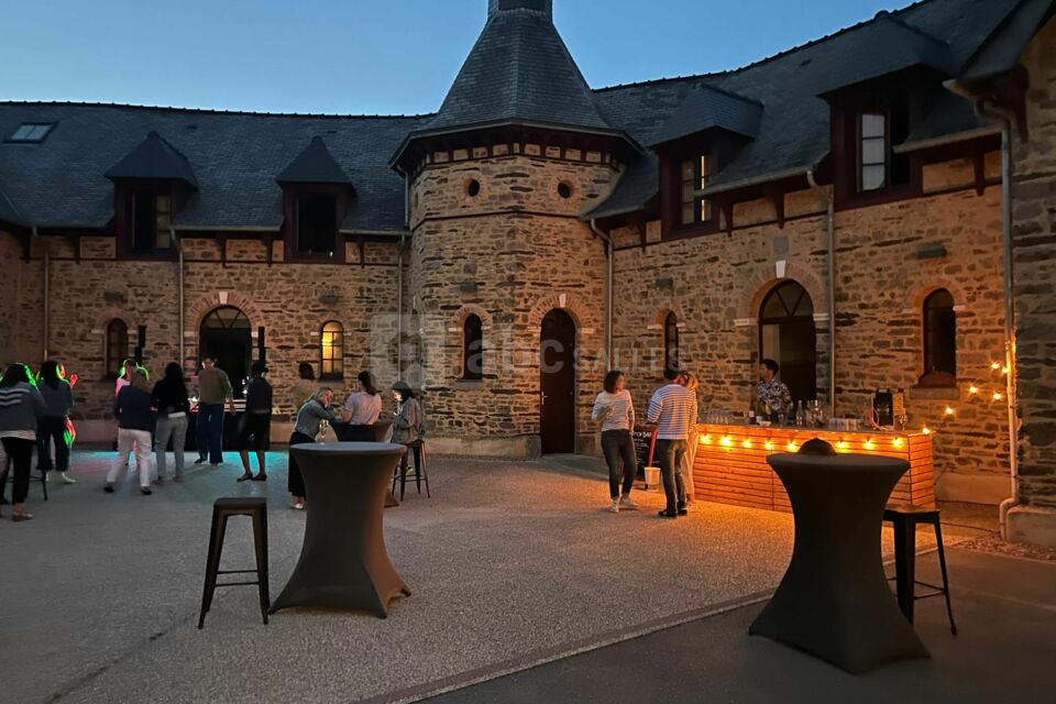 Soirée devant le batiment de la Basse-Cour