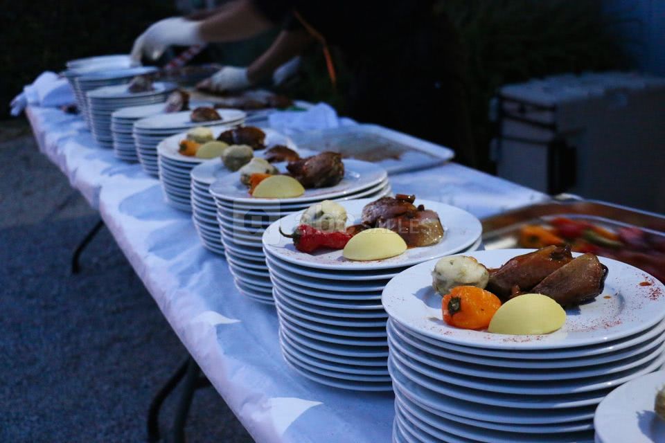 Distribution des assiettes par le traiteur
