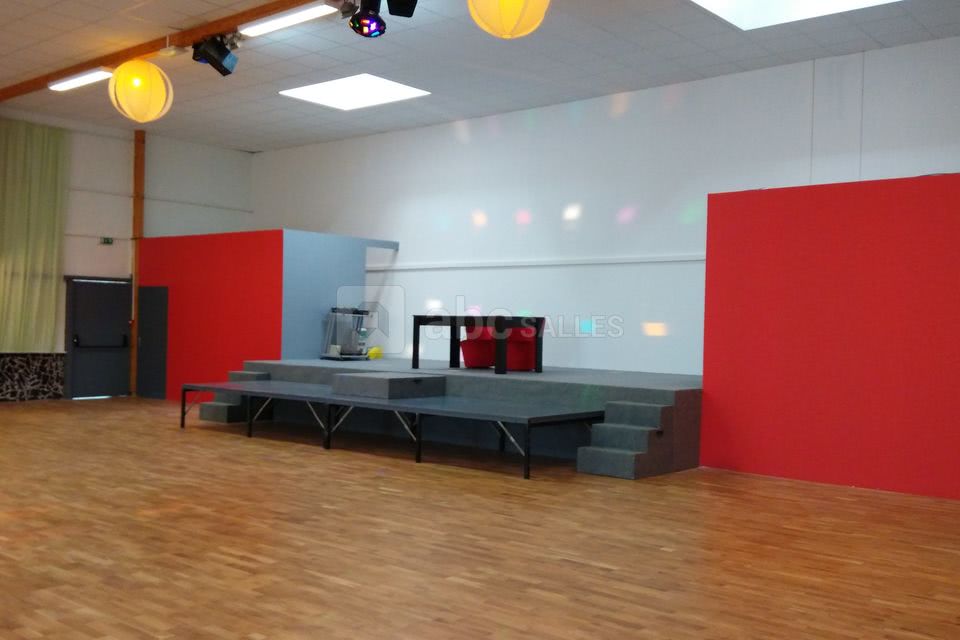 Estrade et espace de dance
