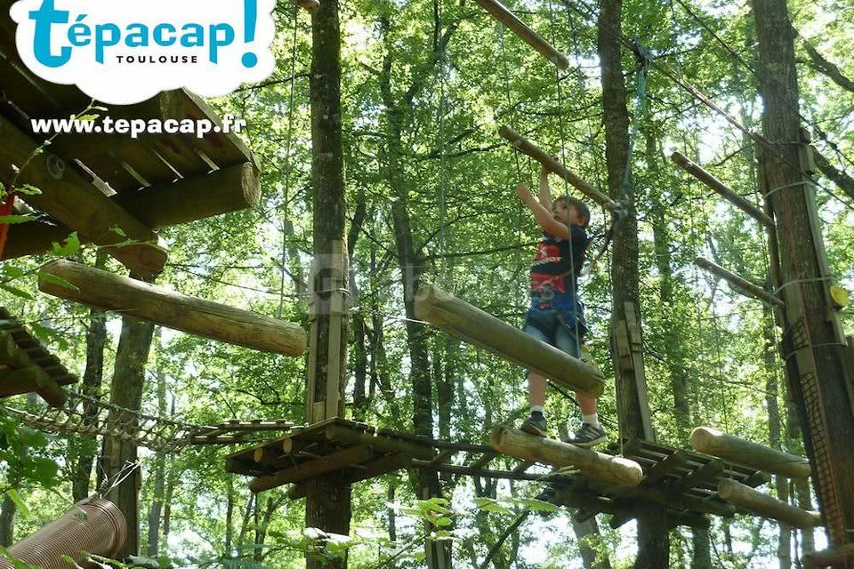 Défiez votre équilibre dans nos parcours en hauteur dans les arbres. accessible dès 7 ans.