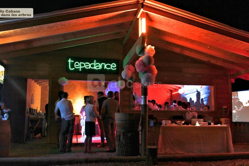 Le tépadance est une des salles du tépacap fiesta : salle de réunion le jour, elle se transforme en piste de dans illuminée le soir !