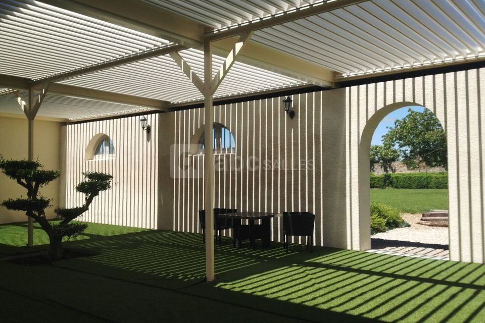 Patio et son toit bioclimatique ouvert