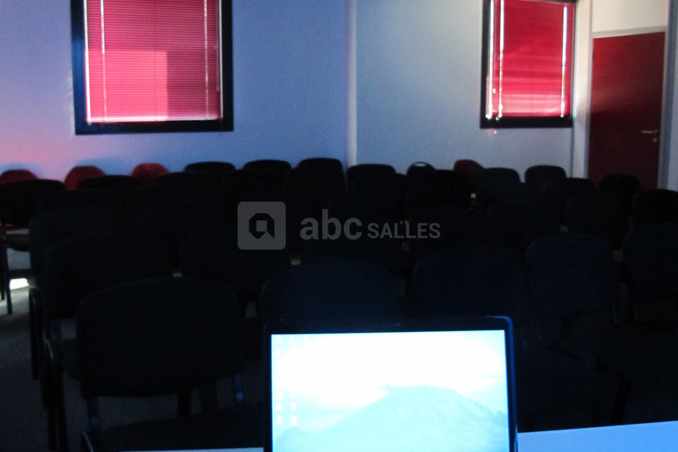 Ecran et video-projecteur integres a la salle