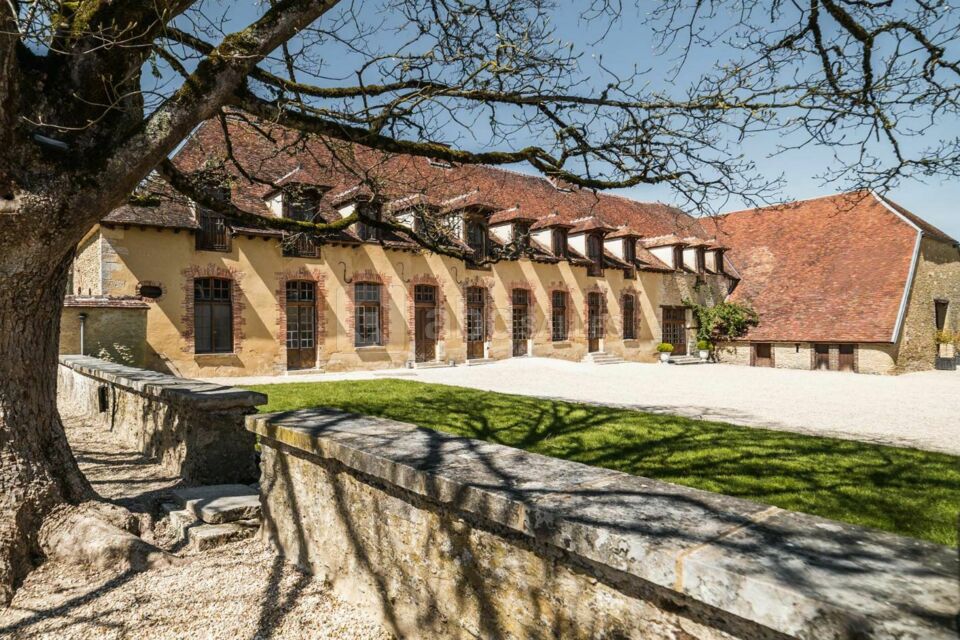 Grange et Orangerie du Château de Vaux