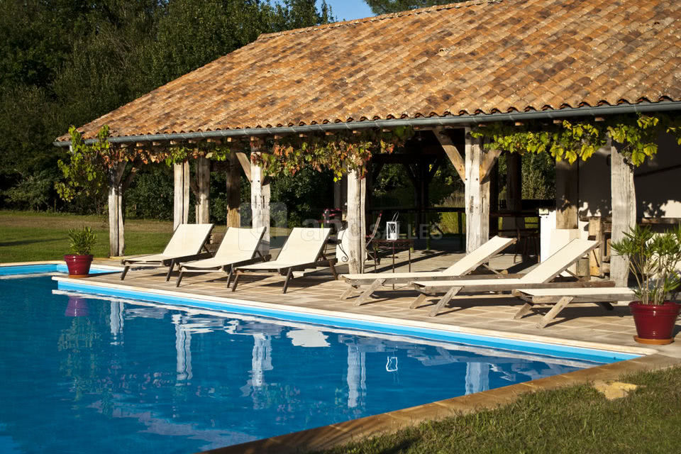 Le poolhouse de la bergerie et sa piscine chauffée