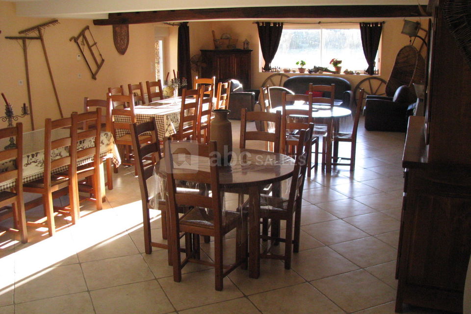 Salle à manger du moulin piongo gite séminaire