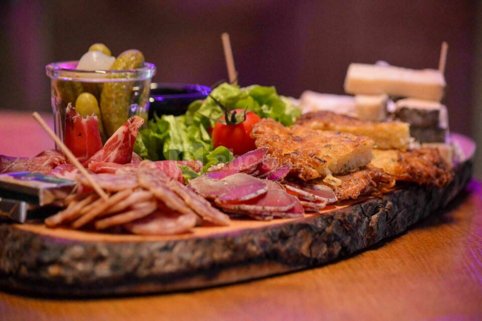 Planche beignets, charcuterie, fromages