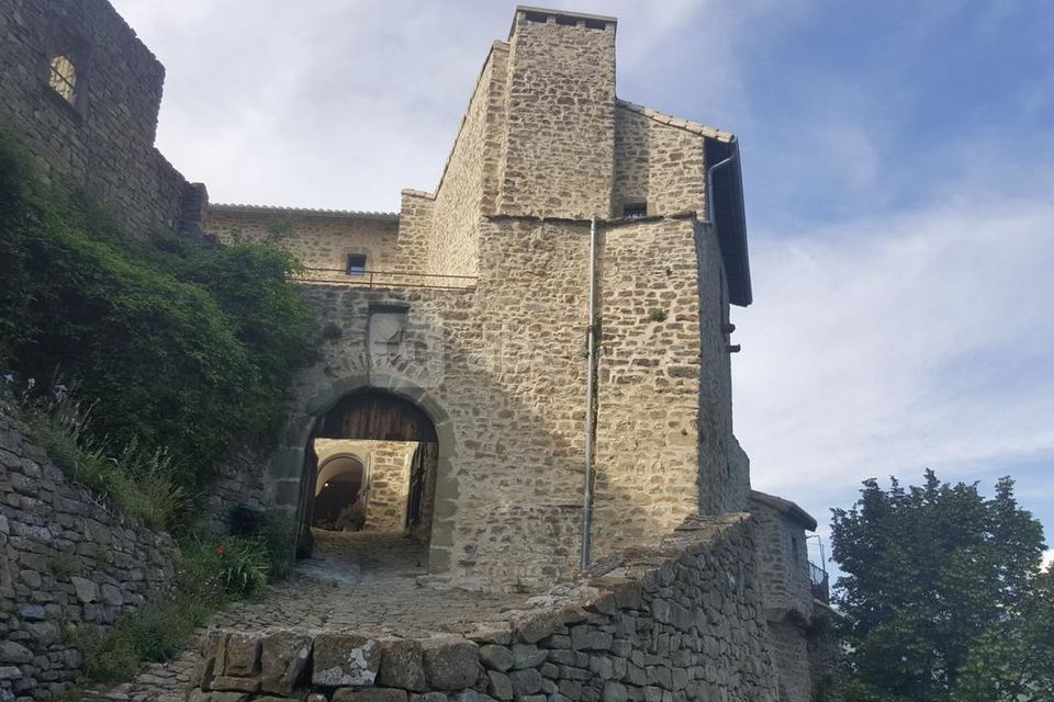 Château du Poët-Célard - Les remparts