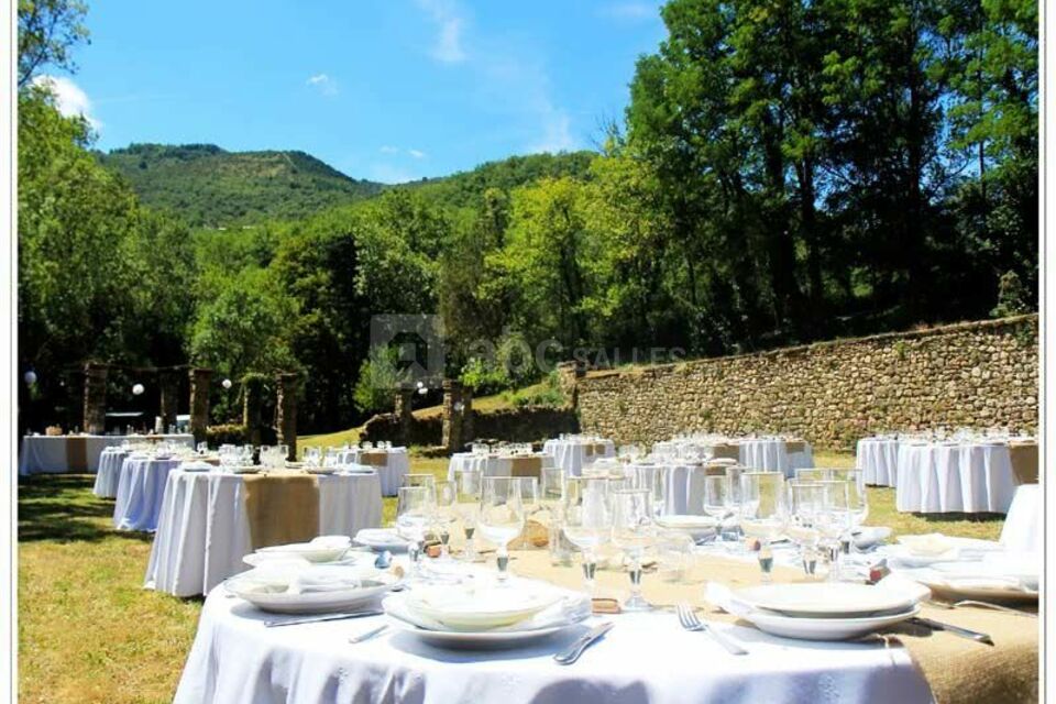 Tables dresseés dans l'ancienne roseraie