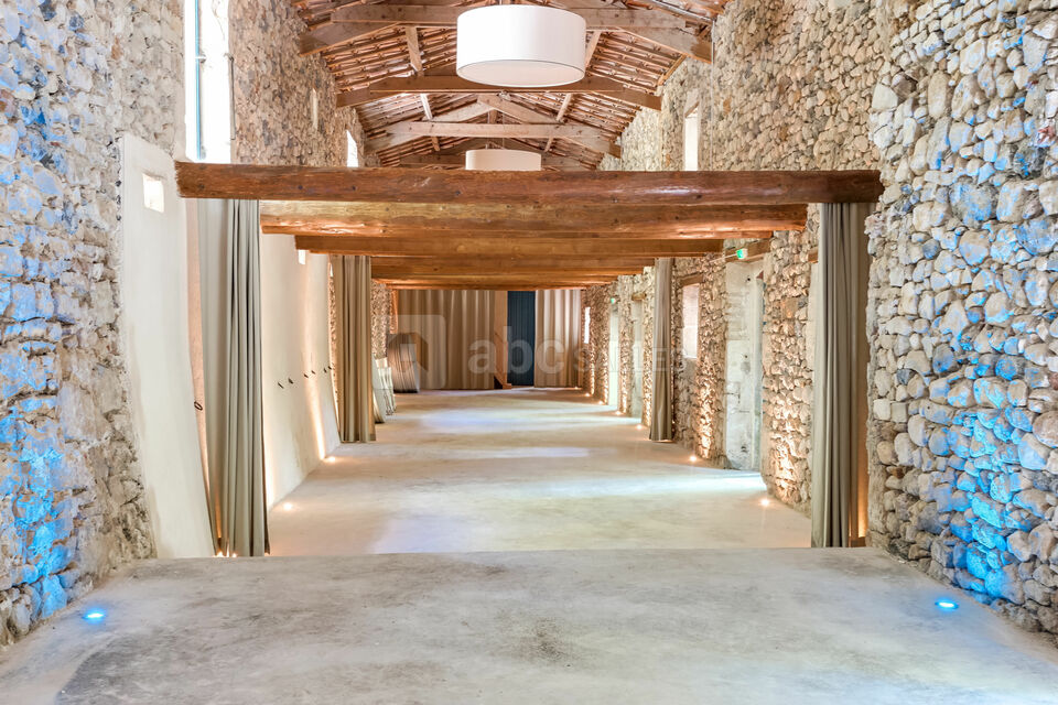 Salle de réception avec rideaux pour séparer