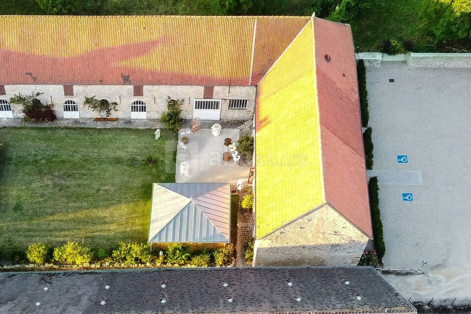 Domaine de plain-pied, salle avec accueil, jardin, terrasses, véranda, nombreux toilettes, parking accessible PMR