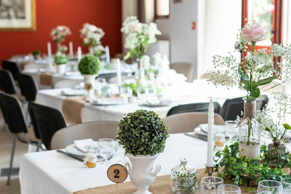 Salle préparée par le domaine puis décorée par les mariés et leur famille