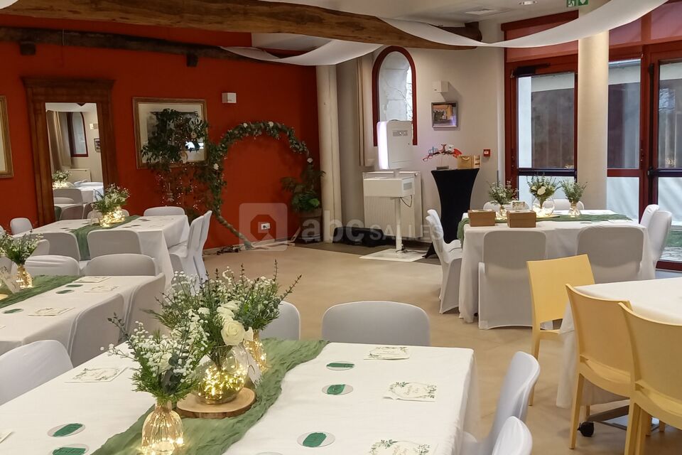Salle de réception pour déjeuner suivi d'un brunch avec jeux l'après-midi en salle et en véranda