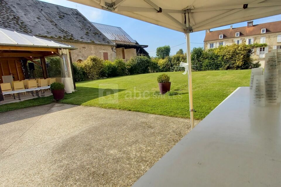 Chaises installées en véranda, cocktail au bar en terrasse donnant sur le jardin clos