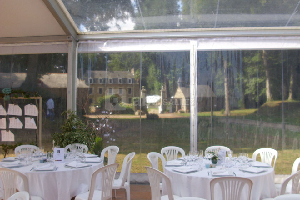 Une tente dans le cadre du manoir de la Gaptière