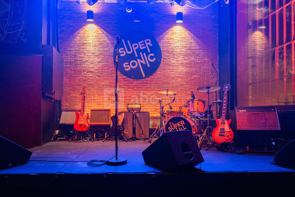 Supersonic Club - La scène