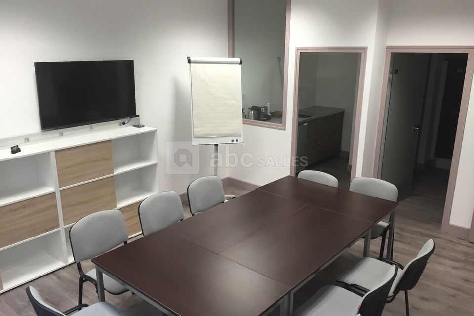 Salle équipée avec paperboard et téléviseur