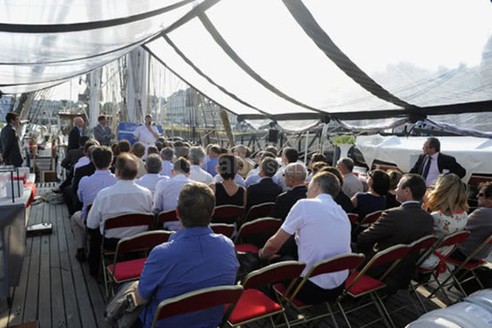 Conférence assise sur le pont supérieur du Belem