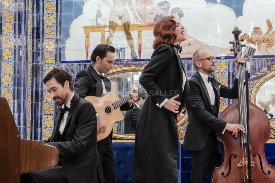 Aux Belles Poules - animation chanteuse belle époque