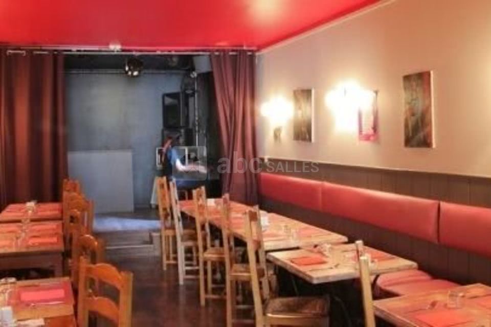 Salle de restaurant avec scène